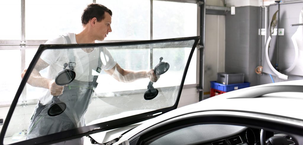 Windschutzscheiben-Austausch und Steinschlagreparatur Techniker ersetzt Windschutzscheibe bei Autoglas Heroes