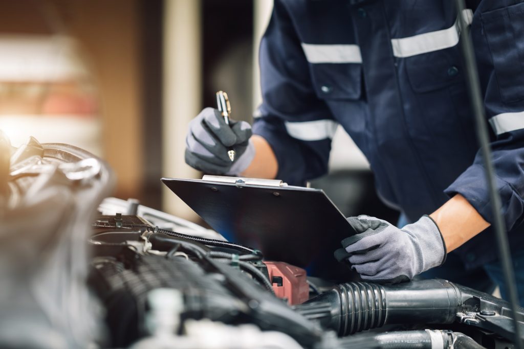 Autoglas-Experten bei der Steinschlagreparatur und Windschutzscheiben-Inspektion Autoglas-Experte bei der Inspektion und Reparatur eines Fahrzeugs
